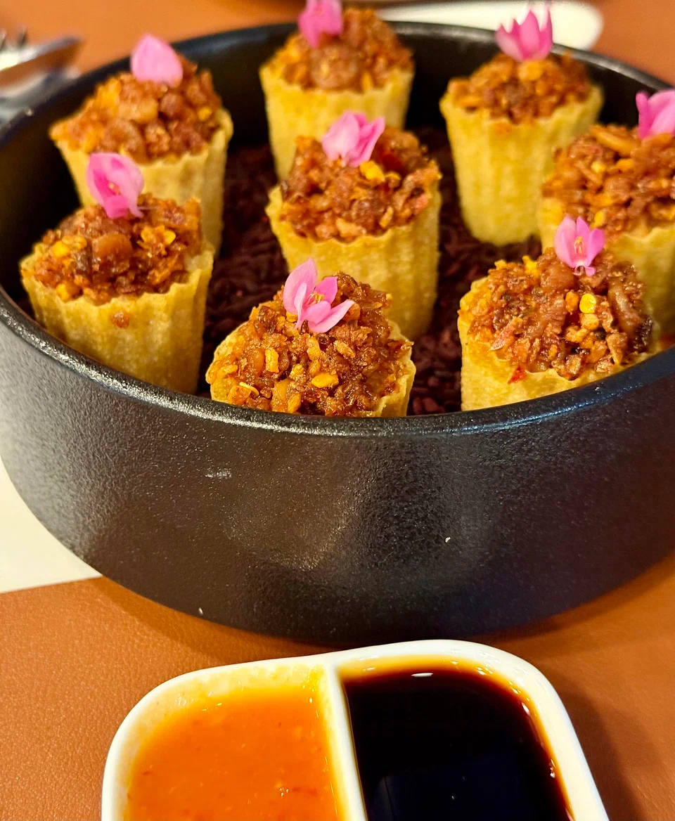 Vegetarian kueh pie tee with just shredded turnips and carrots, but diners have the option of paying extra for a hae bee hiam topping.