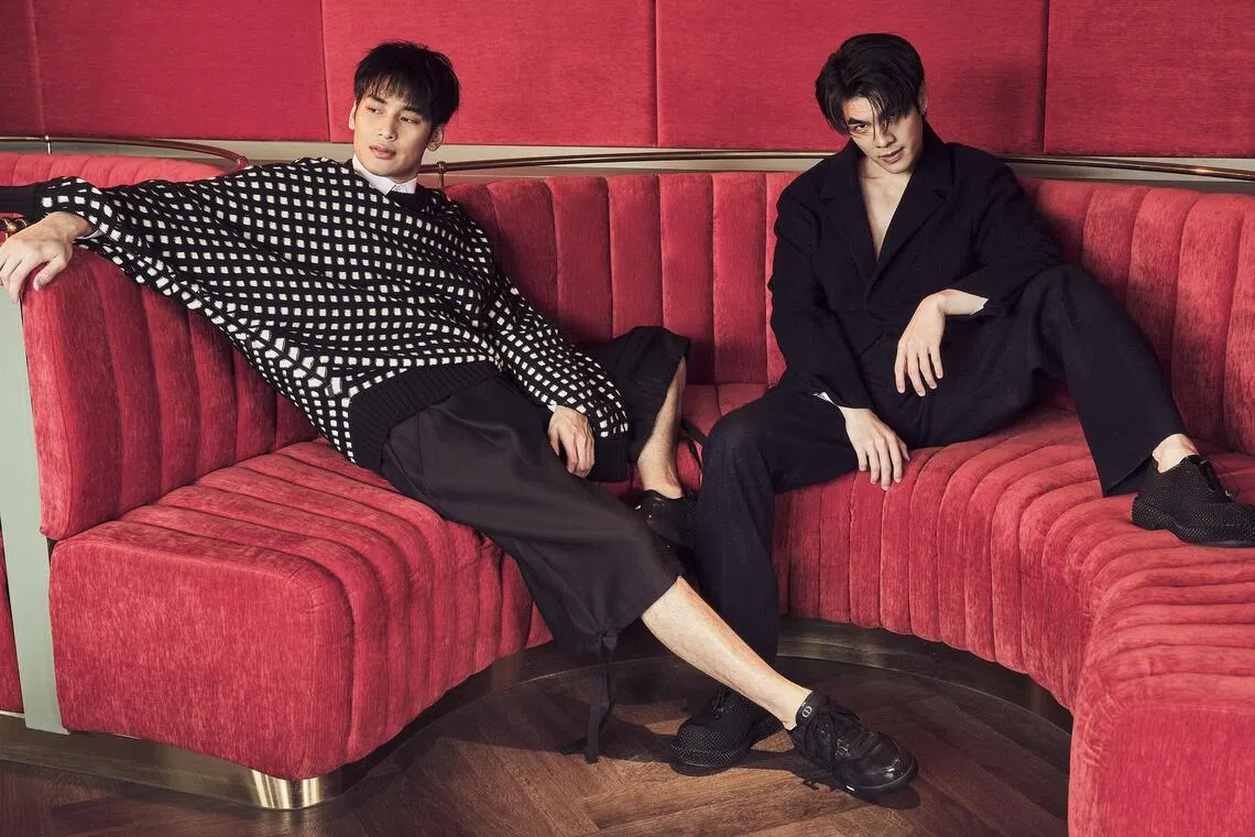 Apo (left) wears a shirt, pullover, bermuda shorts and sneakers by Dior. Miles wears a blazer, trousers and sneakers by Dior. 