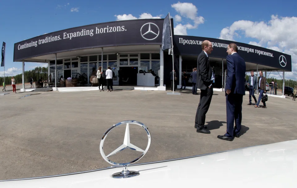 Mercedes-Benz Russia said shares in the local subsidiaries would be sold to car dealer chain Avtodom.