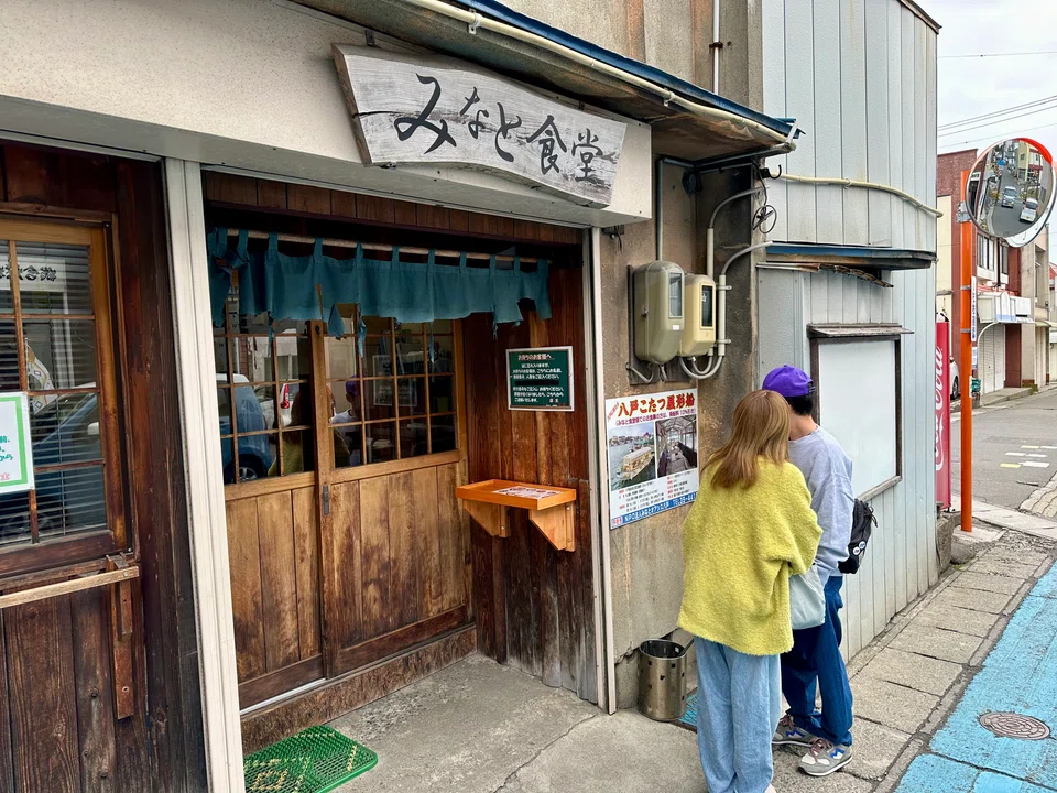 Minato Shokudo is a tiny fish shop serving sashimi rice bowls.