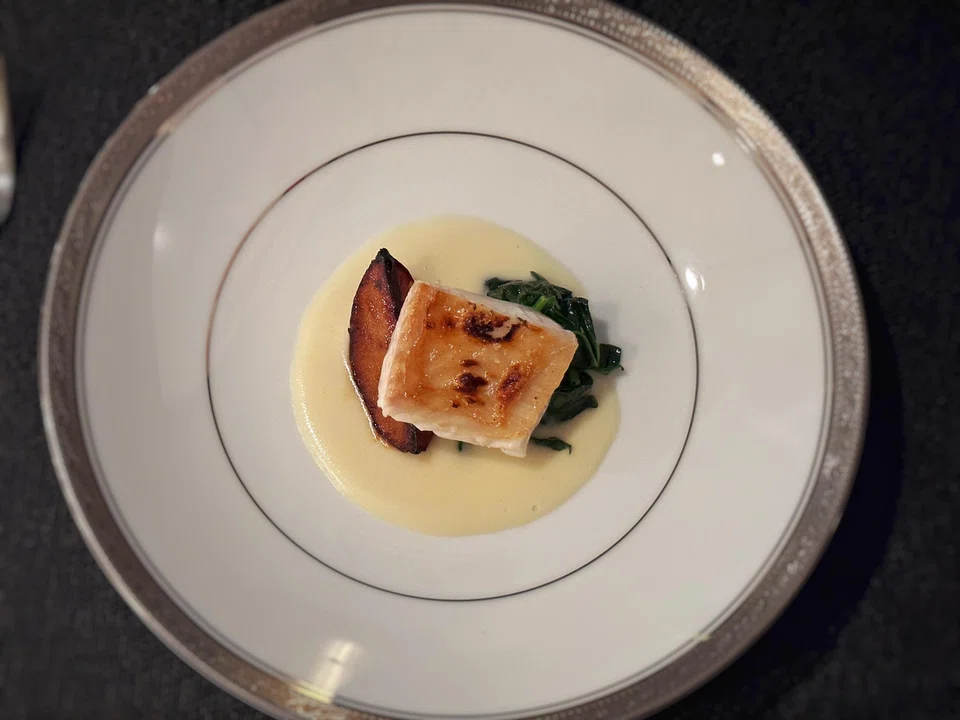 Broiled Hokkaido samegarei fillet is paired with Jerusalem artichoke and accompanied by classic cream sauce.