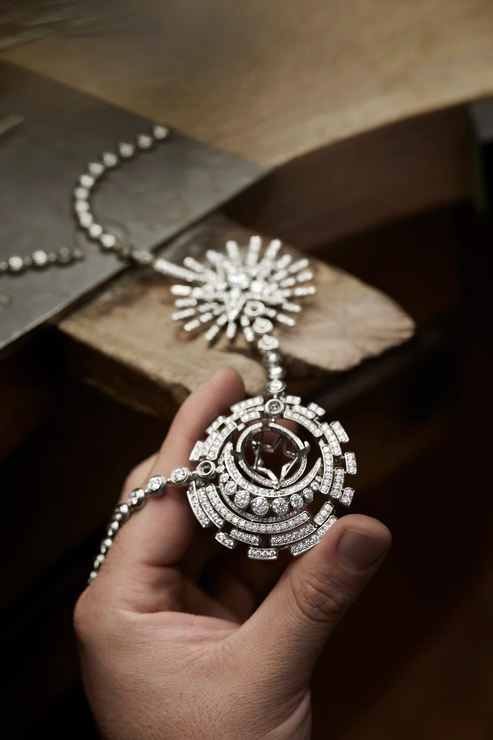 Positioning of the chain on the moon motif setting




