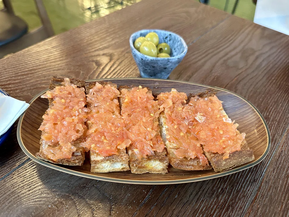 Crystal bread topped with crushed tomatoes.