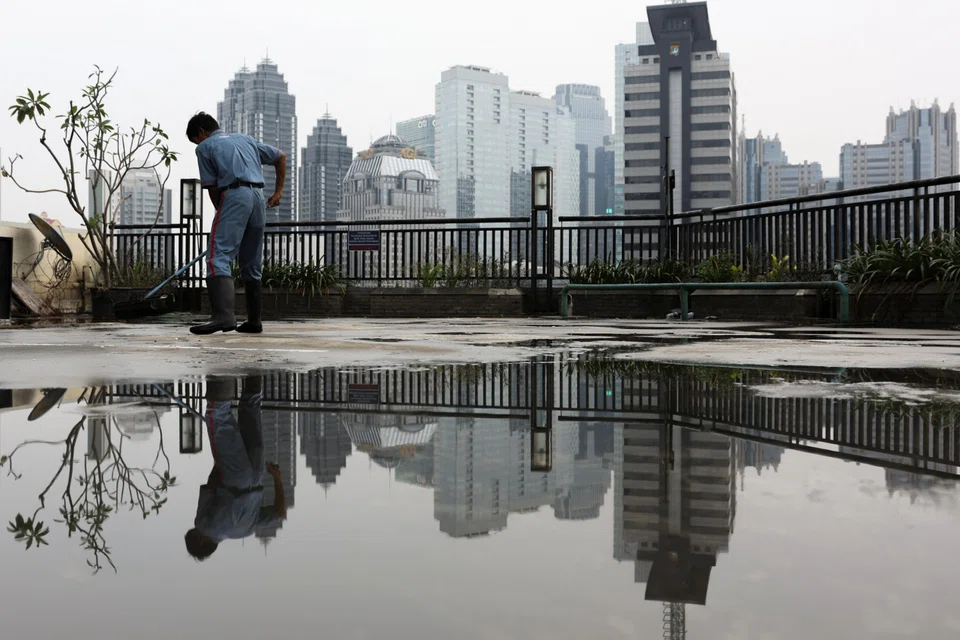 Corporate dollar bond spreads have now widened for four days in a row, while global funds pulled more than US$1 billion out of the domestic bond market on Mar 17.