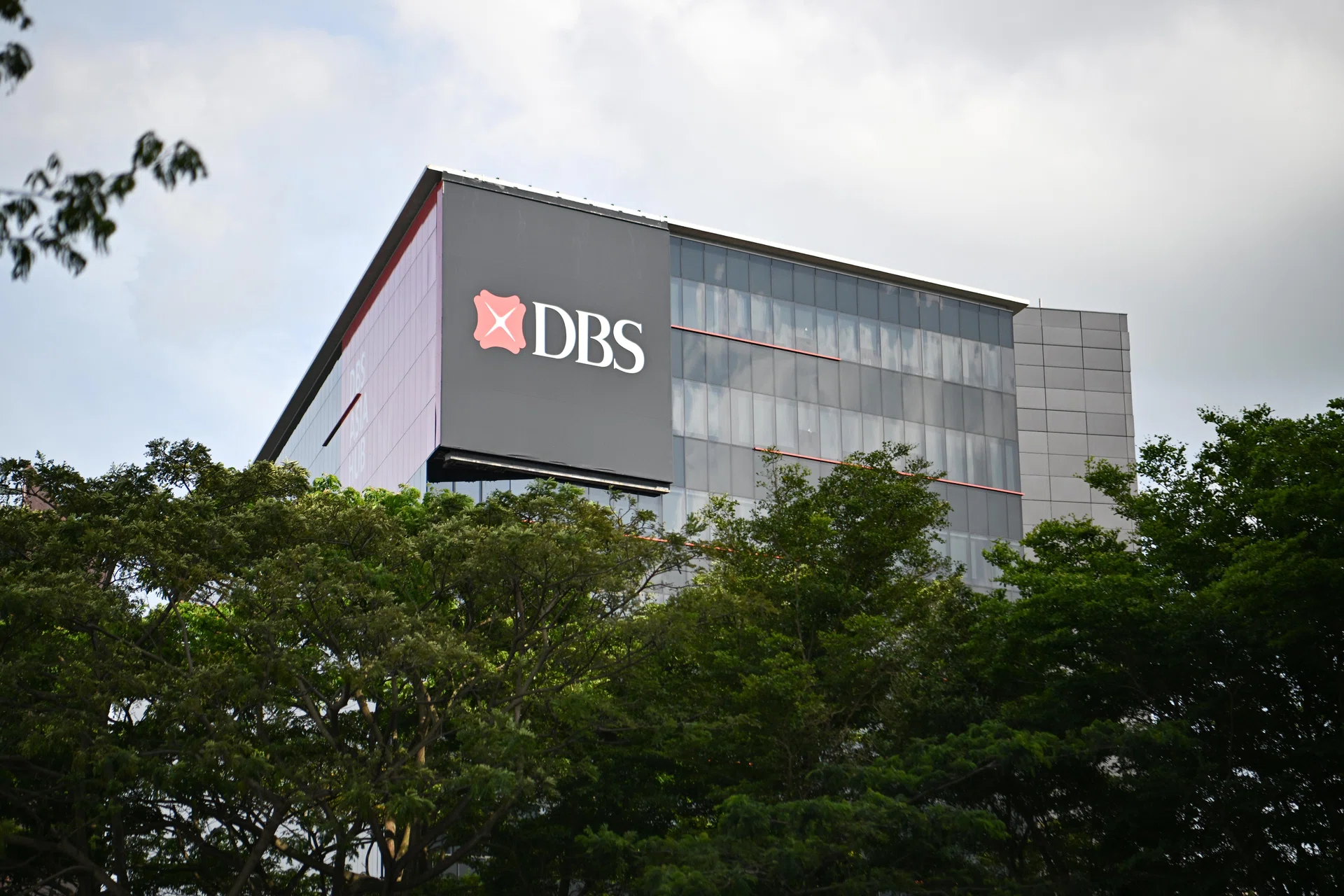 DBS digital banking faces intermittent issues - third incident in 18 ...
