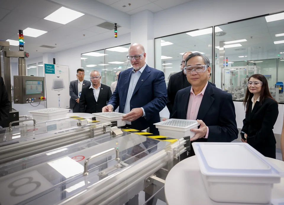MSD’s new investments will inject a “booster shot” for Singapore’s Manufacturing 2030 Vision and support its ambitions to become a leading biopharma manufacturing hub, said Trade and Industry Minister Gan Kim Yong (right).