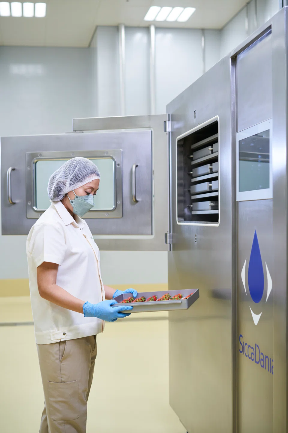 The freeze dryer in the non-thermal processing room of FoodPlant. The shared facility allows food companies to engage in small-batch production without having to make their own investments.