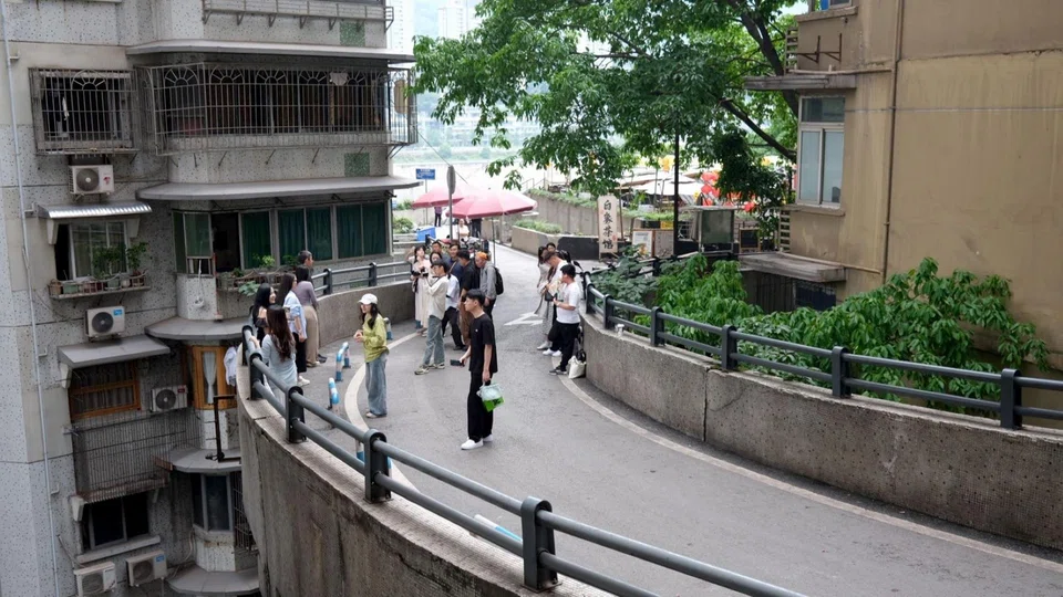 据报道，2025年重庆接待的国内外旅客消费总额已超过5500亿元人民币。