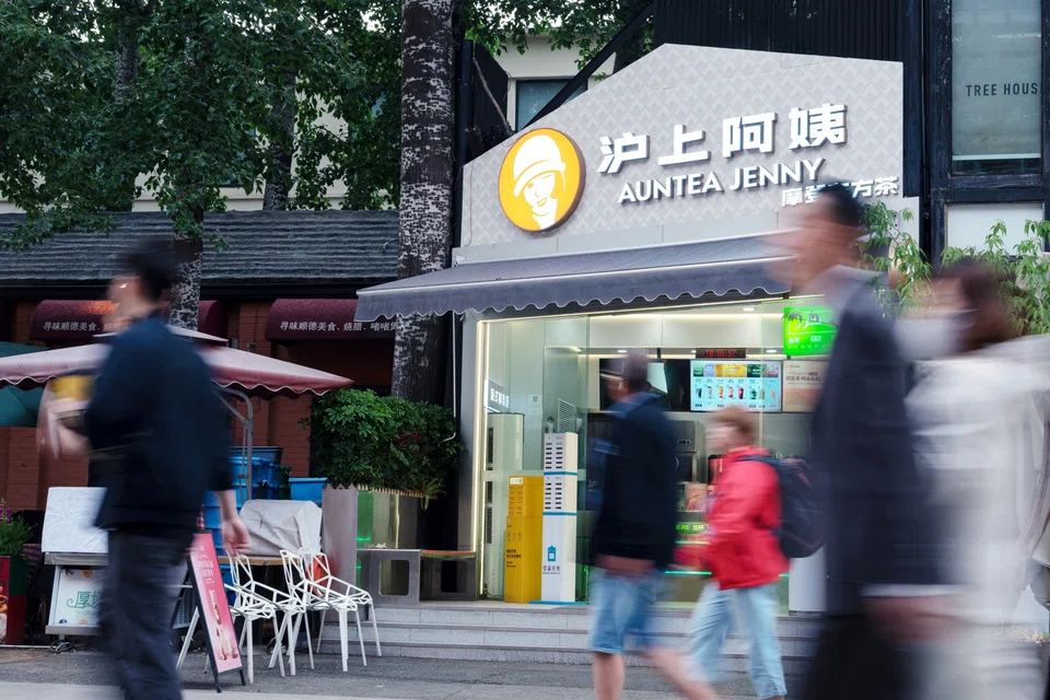 Auntea Jenny specialises in milk tea with grain toppings and fresh fruit tea. 