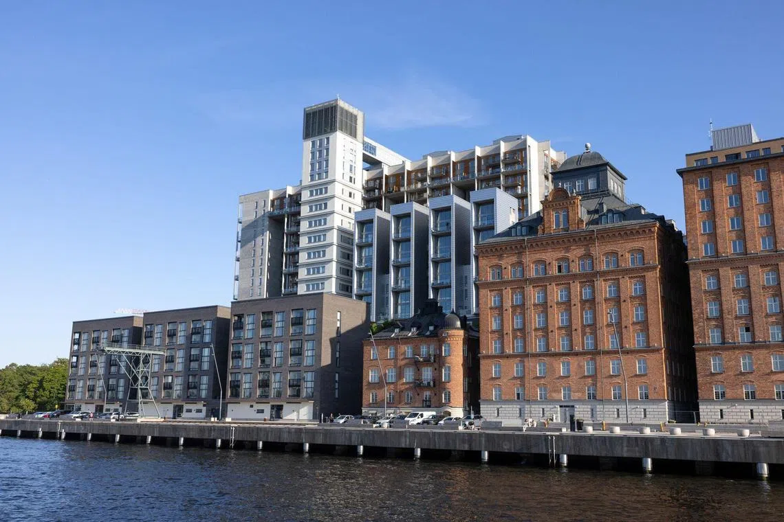 Last month 4,200 detached houses and 9,300 apartments were sold, corresponding to increases of 13 per cent and 3 per cent, respectively, compared with a year ago.