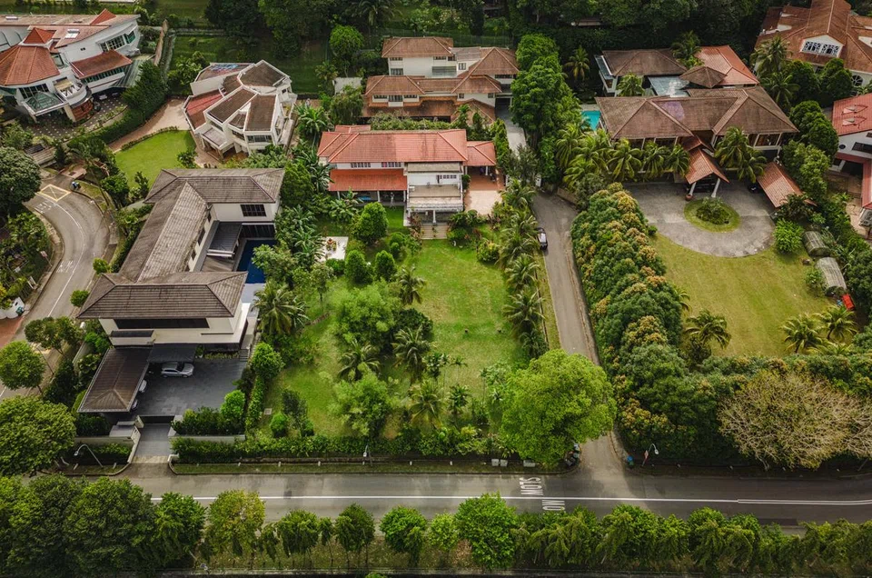 The property being transacted, the one in the middle, has a depth of about 95 m and a width of about 42 m.