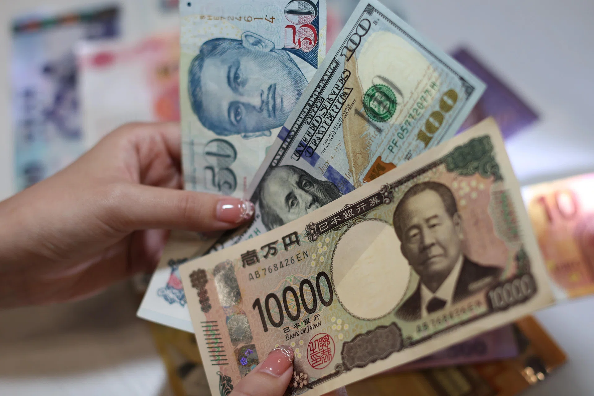 Investors manage currency risk in volatile markets by diversifying and selectively hedging