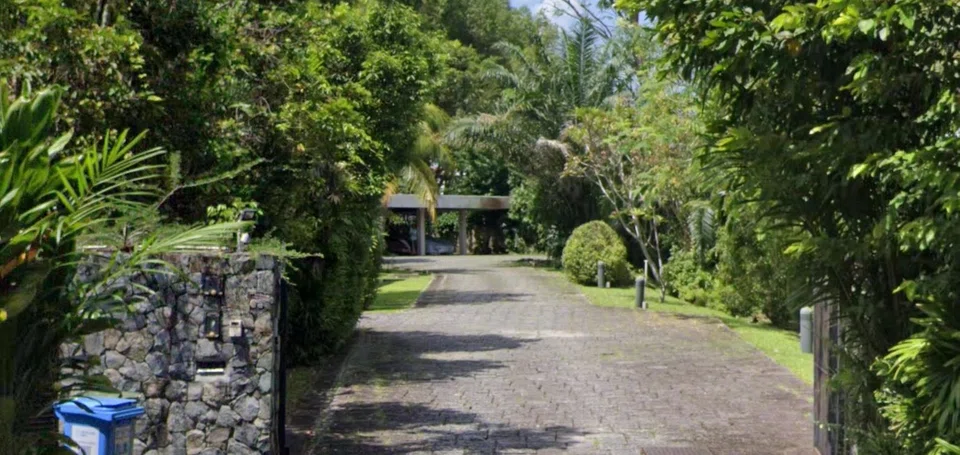 The two bungalows do not have a boundary wall between them and share a common driveway. 