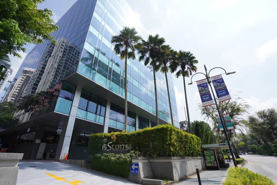 15 Scotts Road is a District 9 freehold nine-storey commercial building located near the Tanglin Club and various hotels.