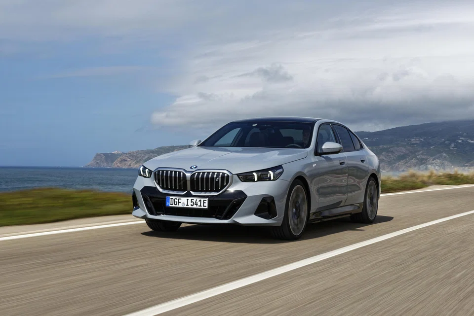 As BMW’s midsize sedan, the 5 Series takes some of the grandeur and comfort of the 7 Series and mixes in a bit of the 3 Series’ agility.



