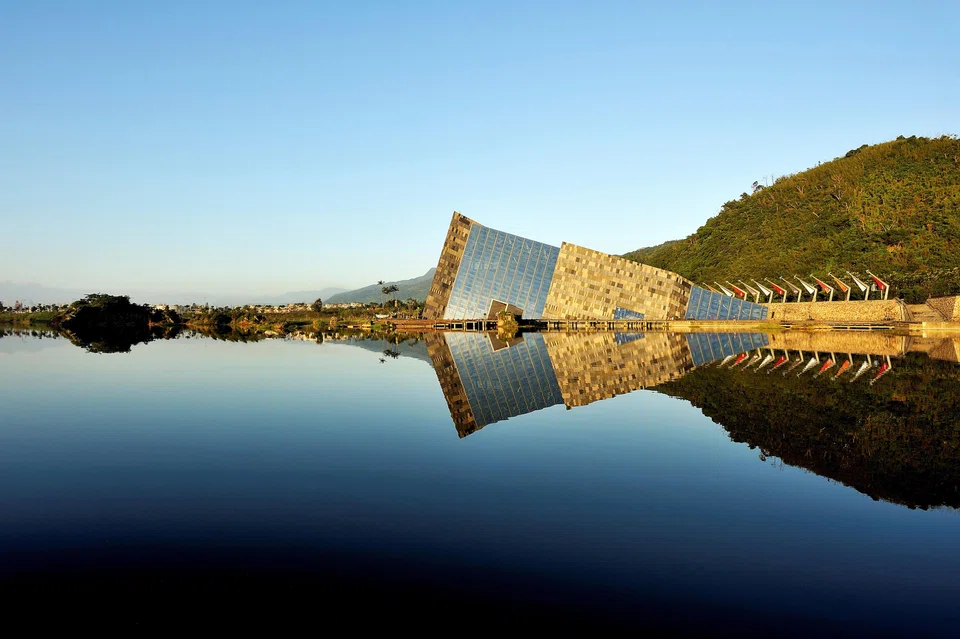 The Lanyang Museum in Yilan seeks to highlight the region’s dramatic landscapes of mountains and seas; the form of the building echoes the cuesta stones spread around the site.