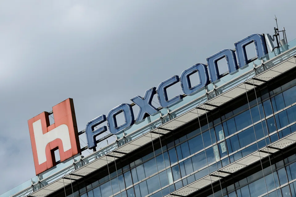 Foxconn has imposed tough Covid-19 control restrictions on its plant in Zhengzhou.. 
