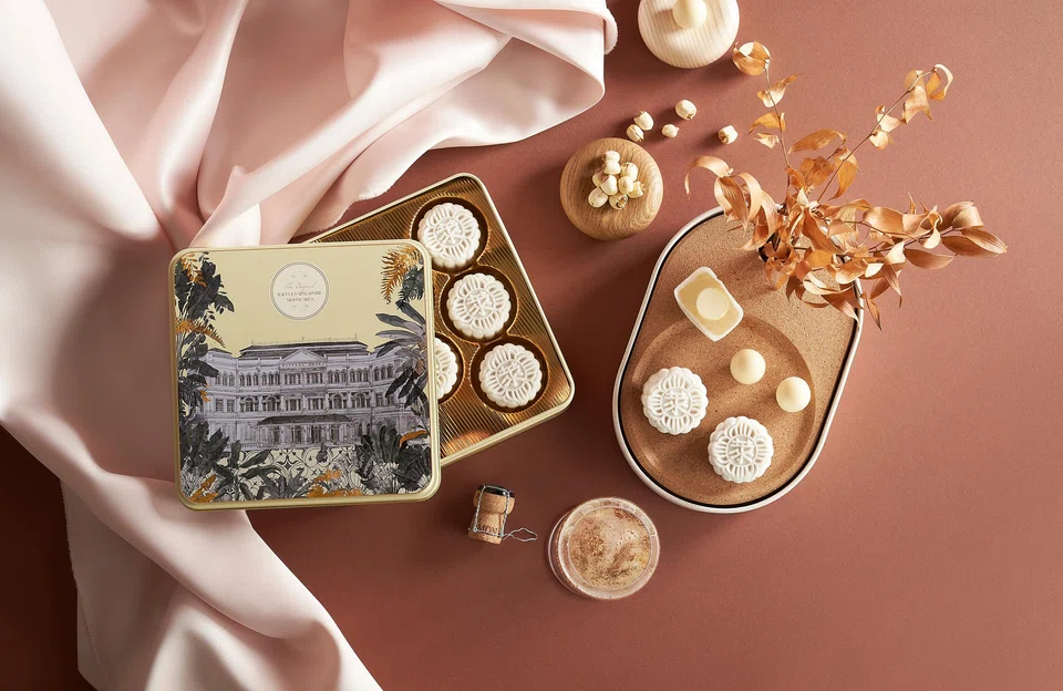 The best-selling Champagne Truffle Snow-Skin Mooncake comes in a premium  cream-pearl box.