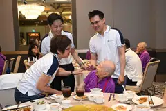 Hong Leong Foundation Governors Kwek Eik Sheng (2nd from left) and Kingston Kwek (right), together with a staff volunteer, sharing a joyful moment with Chan Ah Soon from Kheng Chiu Loke Tin Kee Home. At 100 years old, Mdm Chan is the oldest beneficiary at the event.