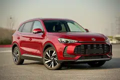 At 4.43 metres long, the ZS Hybrid+ is still a compact car, but it’s a whole 25 cm longer than its Japanese rival, the Toyota Yaris Cross Hybrid. 