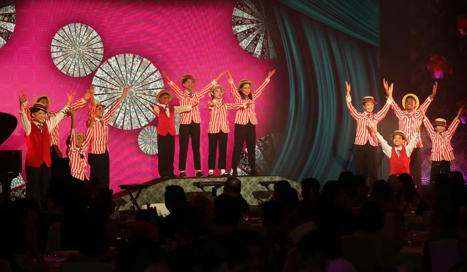 Wearing costumes inspired by the 1930s, the cast belted a harmonious medley of four songs in four different languages. 