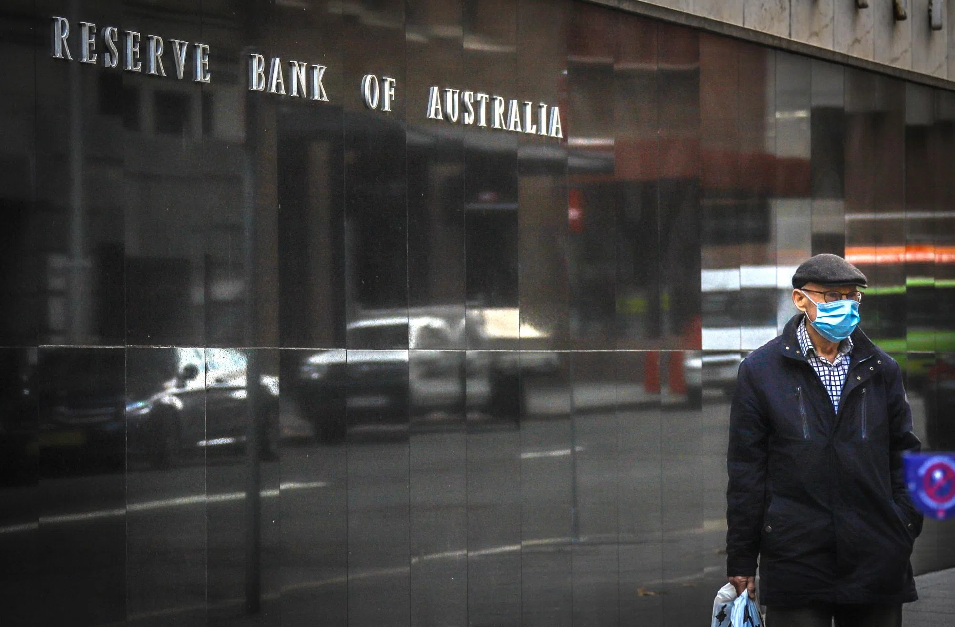 Australia central bank says inflation is too high as confidence readings slump