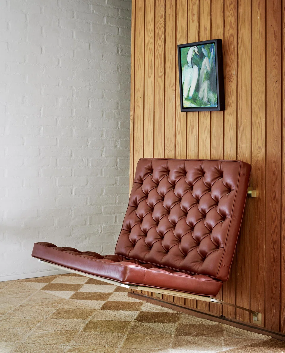 PK26 is a wall-mounted seat with a matt chromed steel structure first produced in 1956.