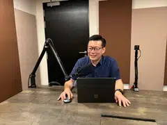 Lianhe Zaobao editor Goh Sin Teck speaking on Editors Talk.