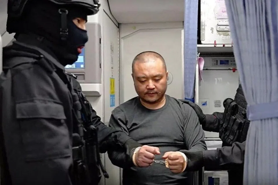 Li Xiong, a key member of Chen Zhi’s Prince Group, was escorted in handcuffs onto a China Southern Airlines flight on Apr 1, 2026. 