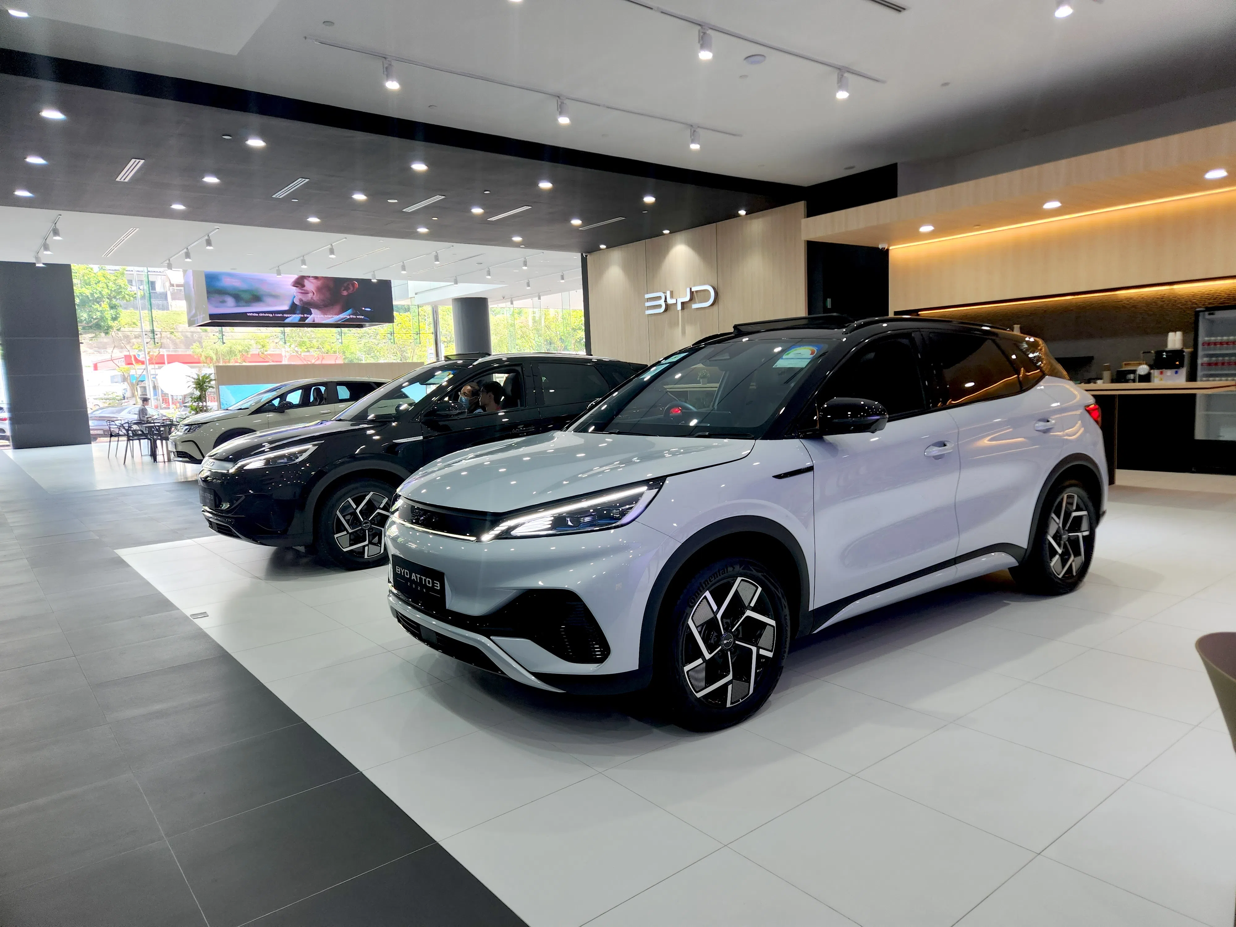 Mainstream car COE premium blitzes to new S$128,105 record as EVs ...