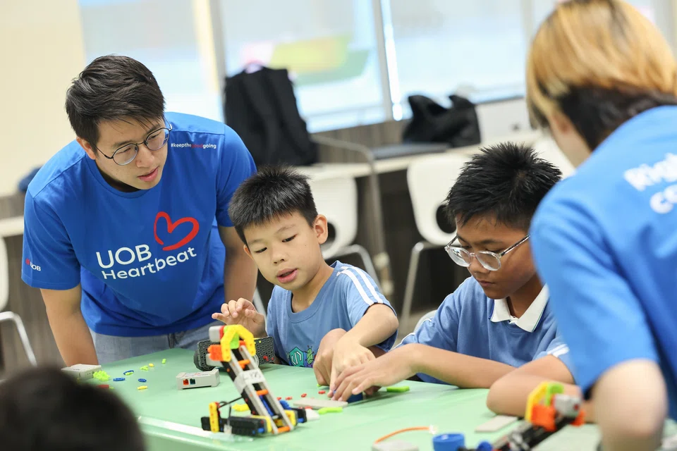 UOB partners Central Singapore CDC to equip children with digital-making skills such as robotics through digital bootcamps as part of UOB My Digital Space, supported by UOB Heartbeat volunteers.

