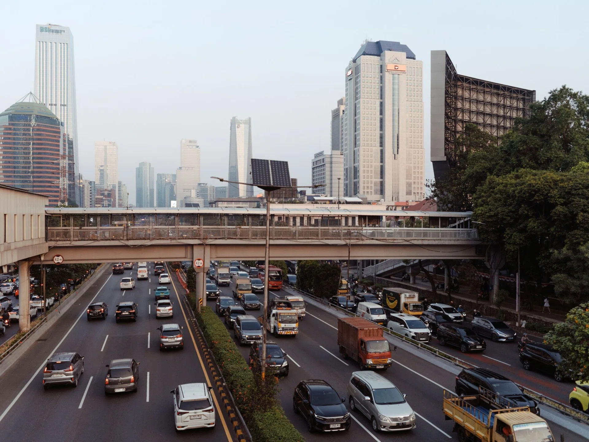 Indonesia posts second straight trade deficit in June as imports surge