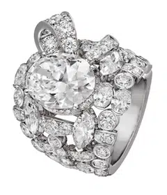 Tweed Mademoiselle ring from the Tweed Ribbon chapter  in white gold and diamonds. 