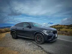 The BMW X6 M Competition on the Izu Skyline. The acceleration is tireless and fearsome, the brakes are spectacularly strong, and the tyres grip tarmac like Scrooge gripped cash.



