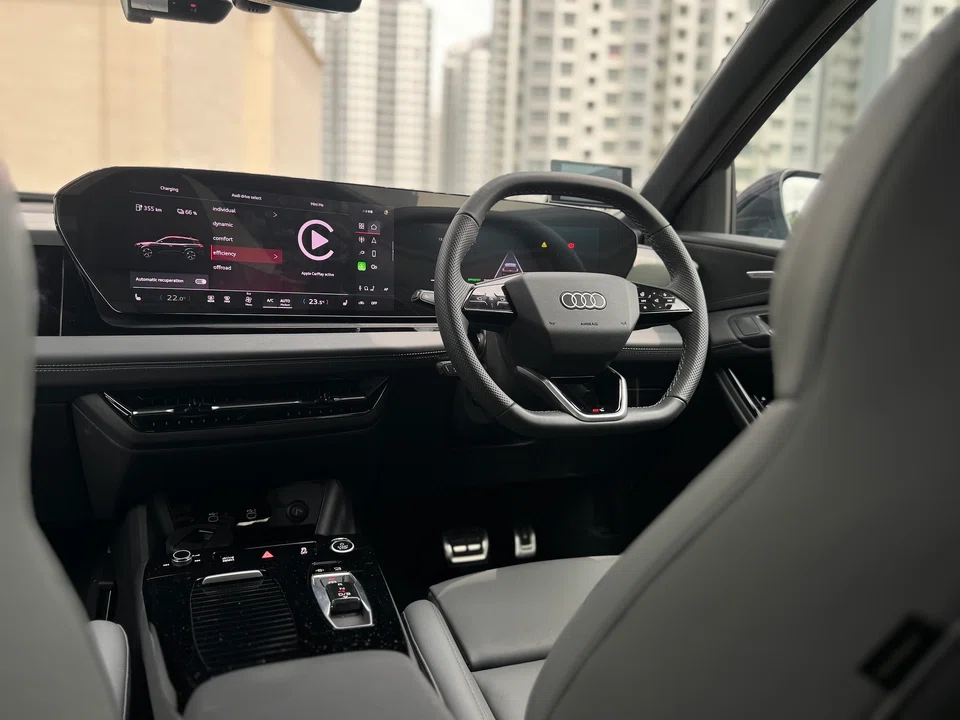 Q6 e-tron quattro是一款中型豪华运动型多功能车，它给人的感觉更像一辆传统的汽车，而非一件科技玩物。