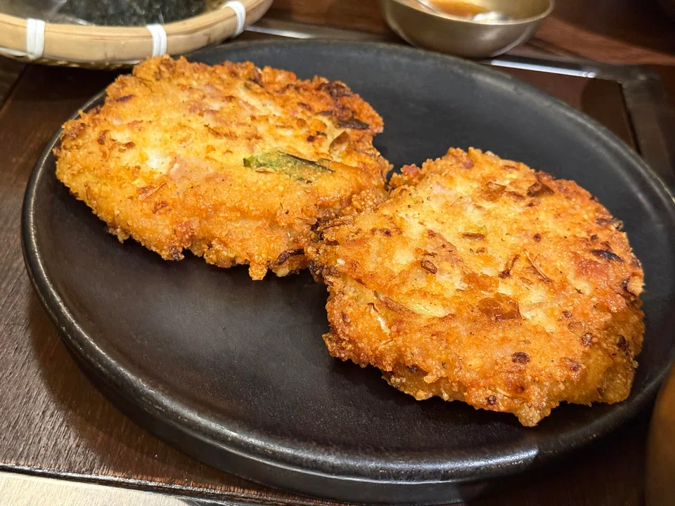 Deep-fried pancakes made of cabbage, mung beans and pork.