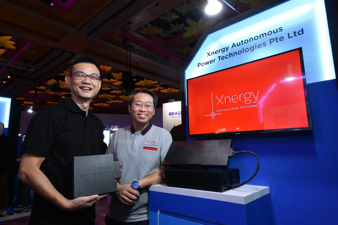 Vincent Chuang, senior research engineer of ARTC (left) and Dr Xavier Lim, solutions director of Xnergy Autonomous Power Technologies with Xnergy’s universal wireless chargers. 