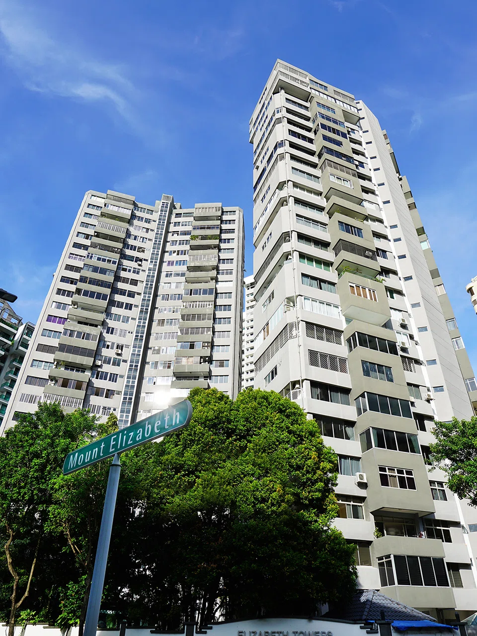 Elizabeth Towers is located within 200 metres of Orchard Road and is also a 5-minutes walk to both Orchard and Somerset MRT Station.  				