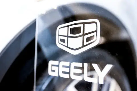 FILE PHOTO: A view shows the logo of Chinese automobile manufacturer Geely at a dealership in Moscow, Russia, March 23, 2023. REUTERS/Maxim Shemetov