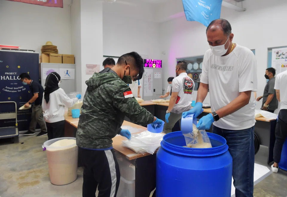 Volunteers packing rice for distribution to financially disadvantaged households, July 2022.