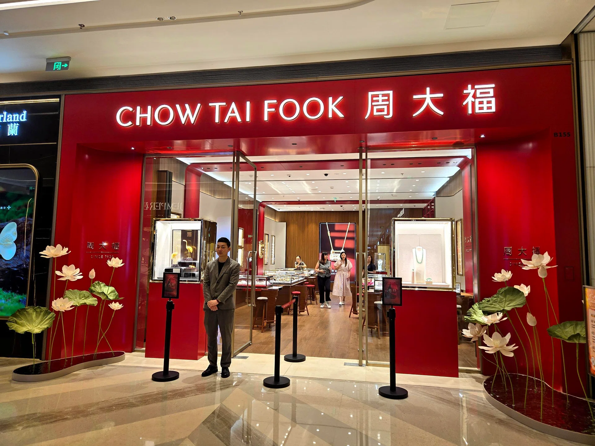 China’s leading jeweller Chow Tai Fook opens in Bangkok, plans more global stores