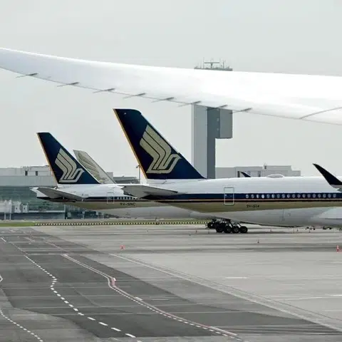 SIA plane clips tail of Spirit Airlines jet at US airport