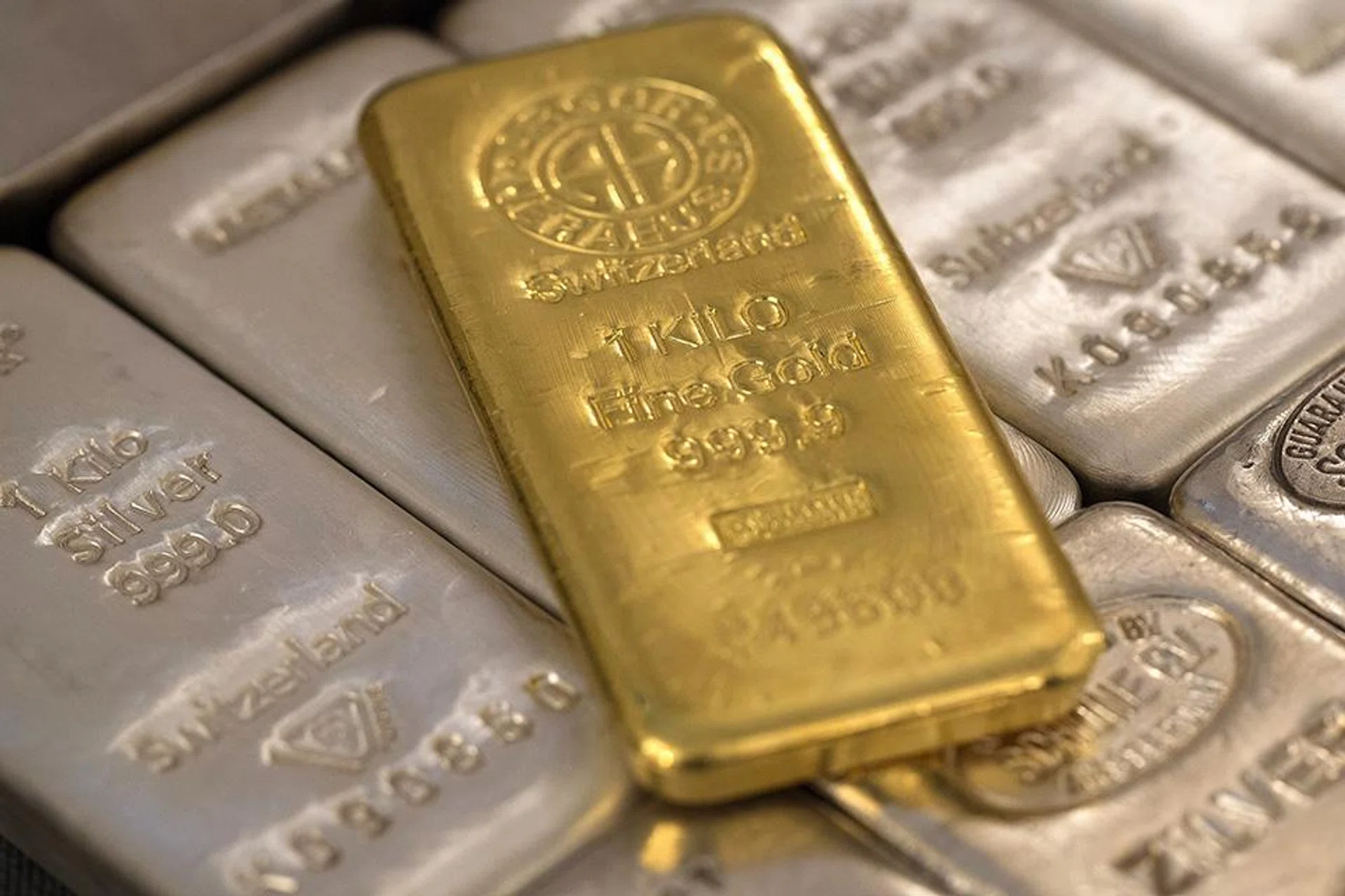 Gold rises over 1% as geopolitical, economic tensions lift precious metals