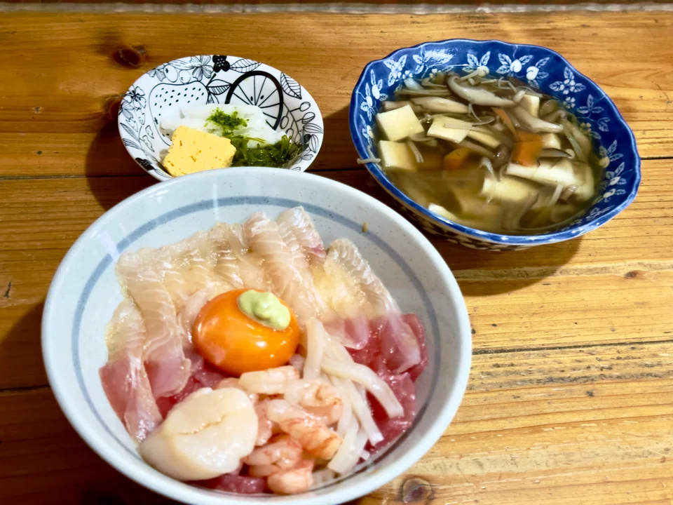 A bowl of sashimi and rice at Minato Shokudo.