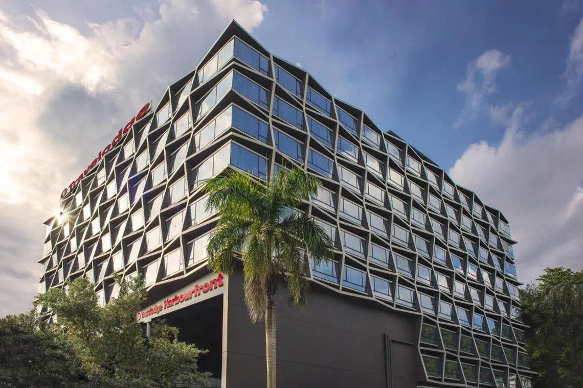 The hotel can be sold with vacant possession or with a new management contract under the Travelodge brand, says JLL.