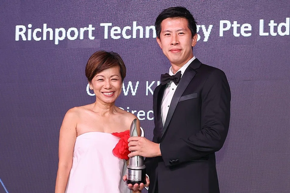 E50 winner Chew Kian Zi (right),  director, Richport Technology with Lee Sze Yeng, managing partner, KPMG in Singapore.