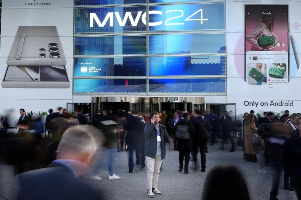 The handset makers focus on the unique AI-powered features of their new flagship devices at the telecom industry’s biggest annual show, Mobile World Congress (MWC) which got under way on Monday (Feb 26) in Barcelona.