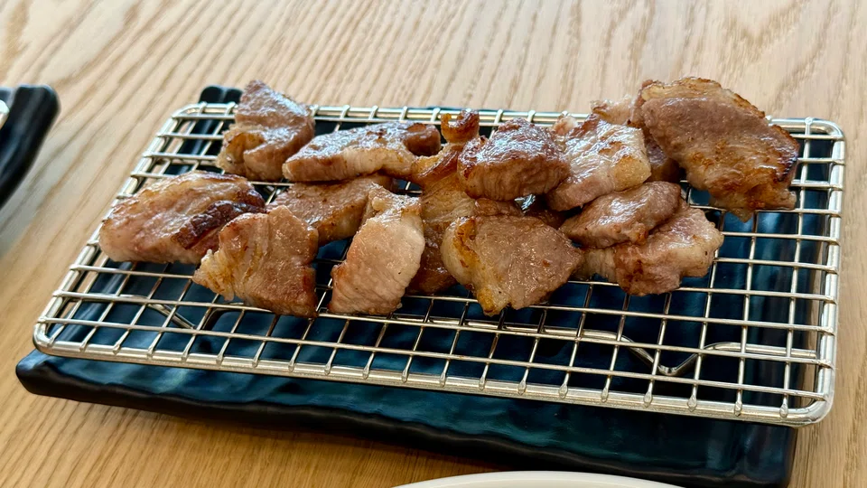 Seoul & So餐厅活泼明亮的室内装潢。