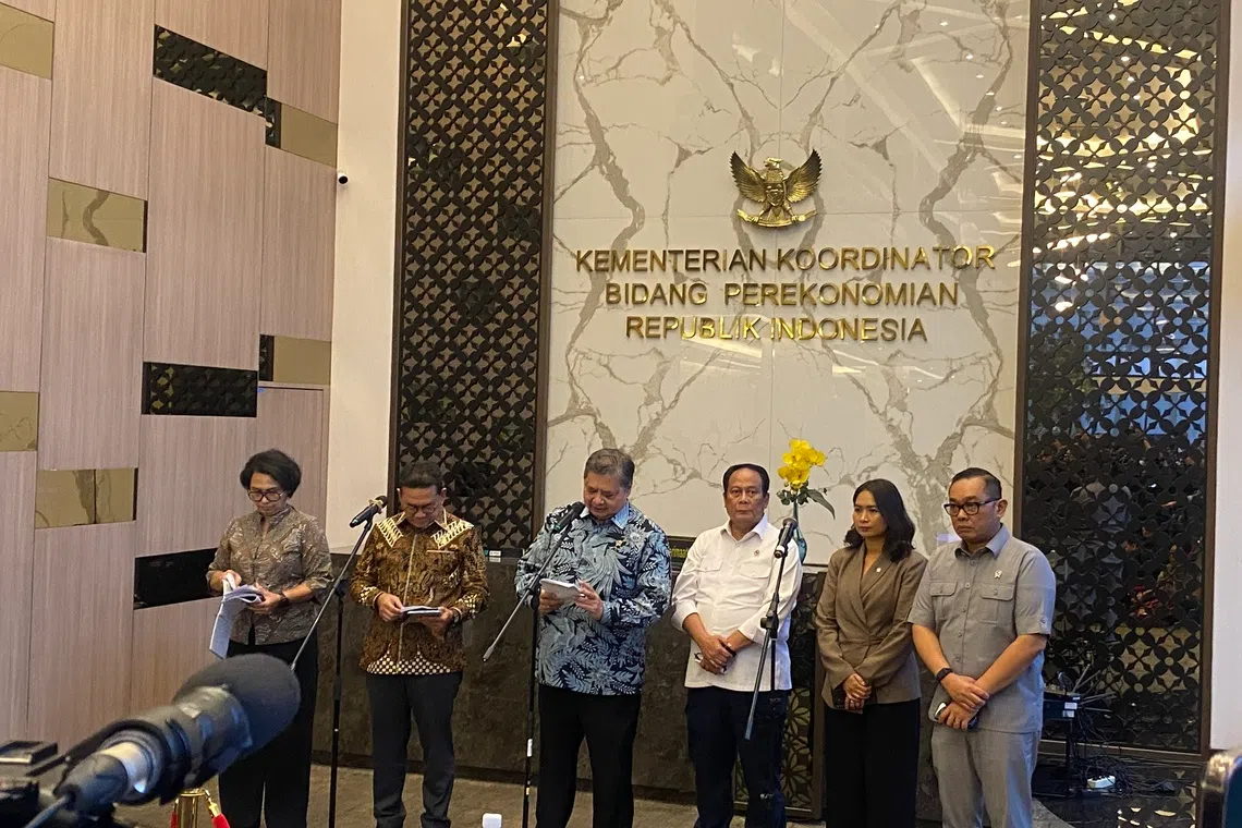 Coordinating Minister for Economic Affairs Airlangga Hartarto (centre in blue batik) said on Wednesday (Nov 26) that the government aims fourth-quarter GDP growth can exceed 5.4%