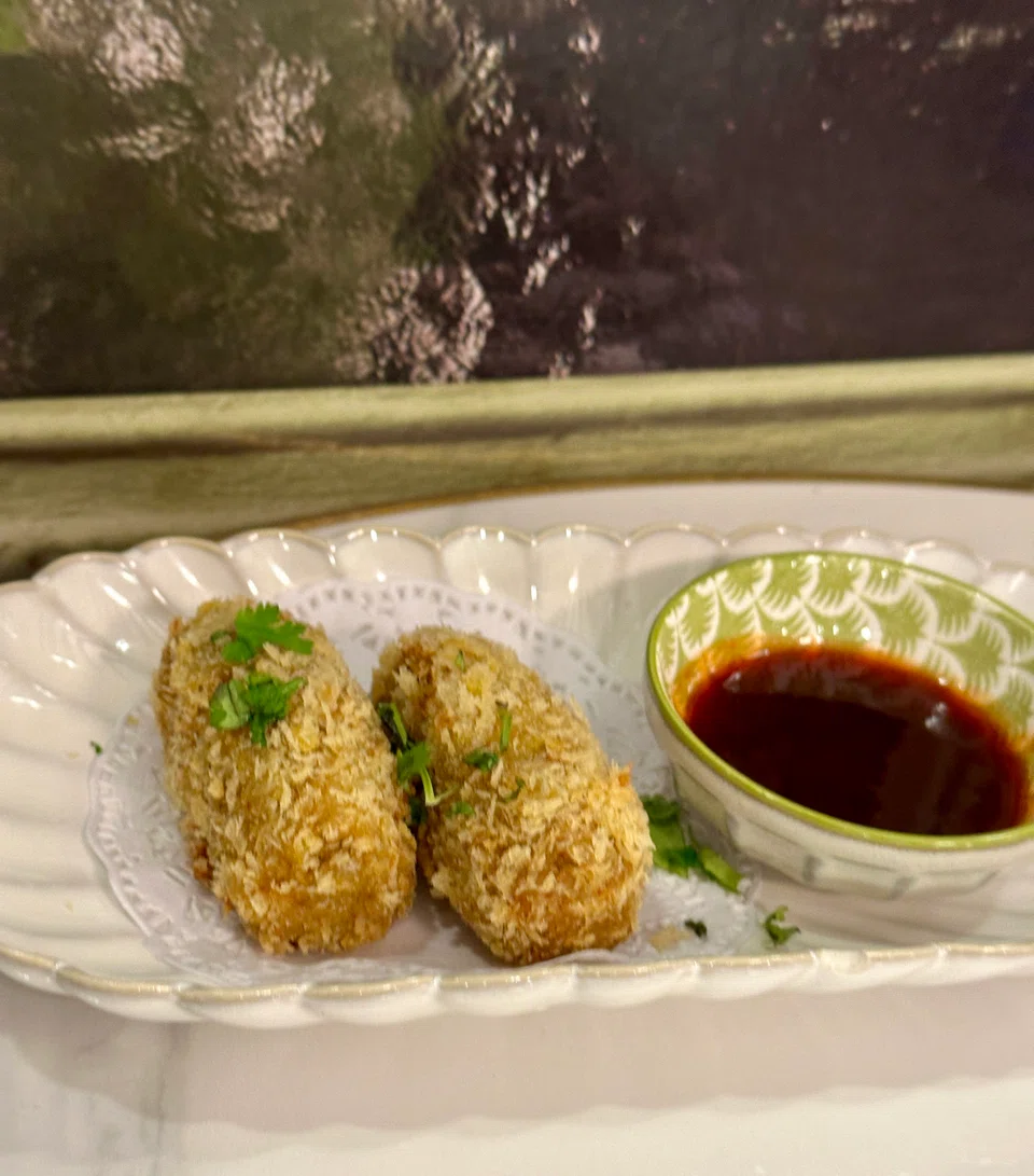 Jackfruit rolls and filled with curried jackfruit and potato and deep-fried till golden and crunchy.